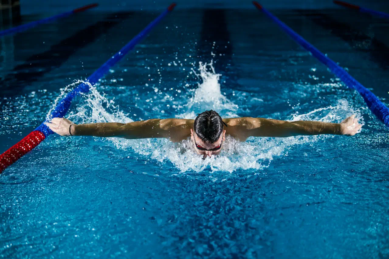 Nuotatore in piscina durante l'allenamento